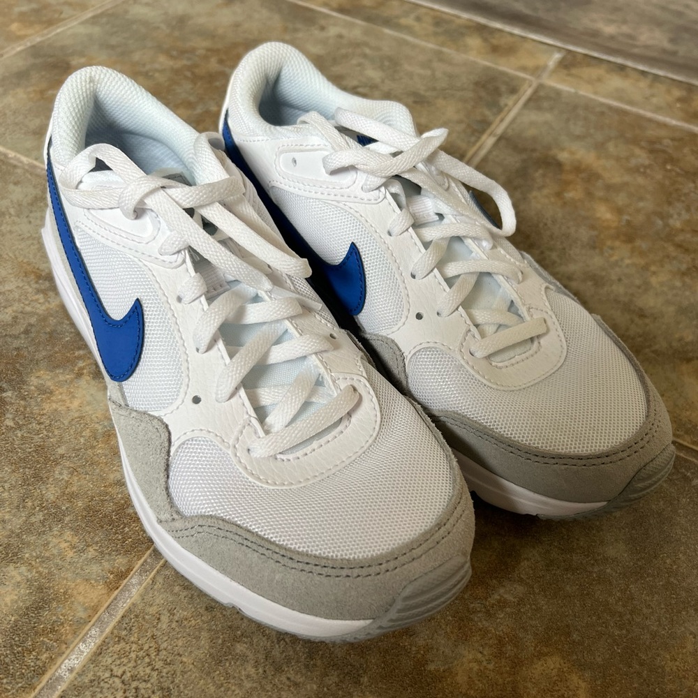 Nike air sneakers, new never wore, size 3.5